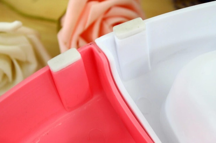 2 x Small pet plastic feeding bowls